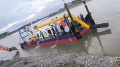 Odciągacz dredger przeprowadza badania w rzece w Indonezji